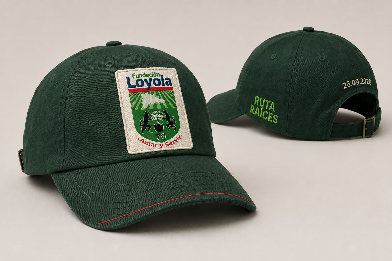 Gorra oficial Ruta Raíces: verde bosque con el escudo de la Fundación al frente y el bordado Ruta Raíces · 26.09.2026 detrás