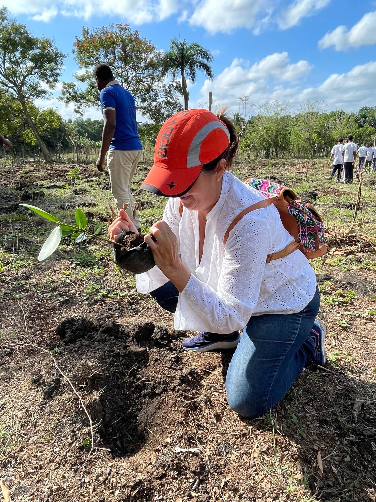 Voluntarios plantando árboles autóctonos