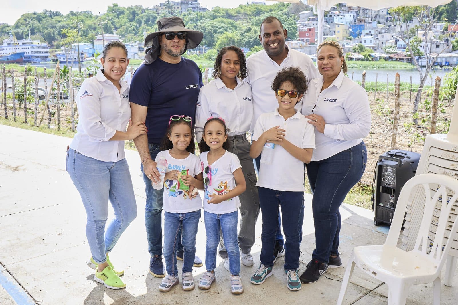 Aliados y familias en la jornada de siembra